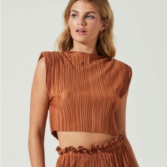 NWT❗️ASTR the Label | Rust Pleated Padded Shoulder Women's Tank Crop Top - Picture 1 of 3